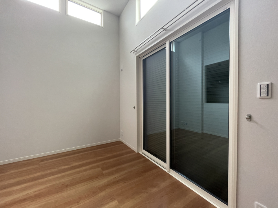 リビングは電動シャッター付き