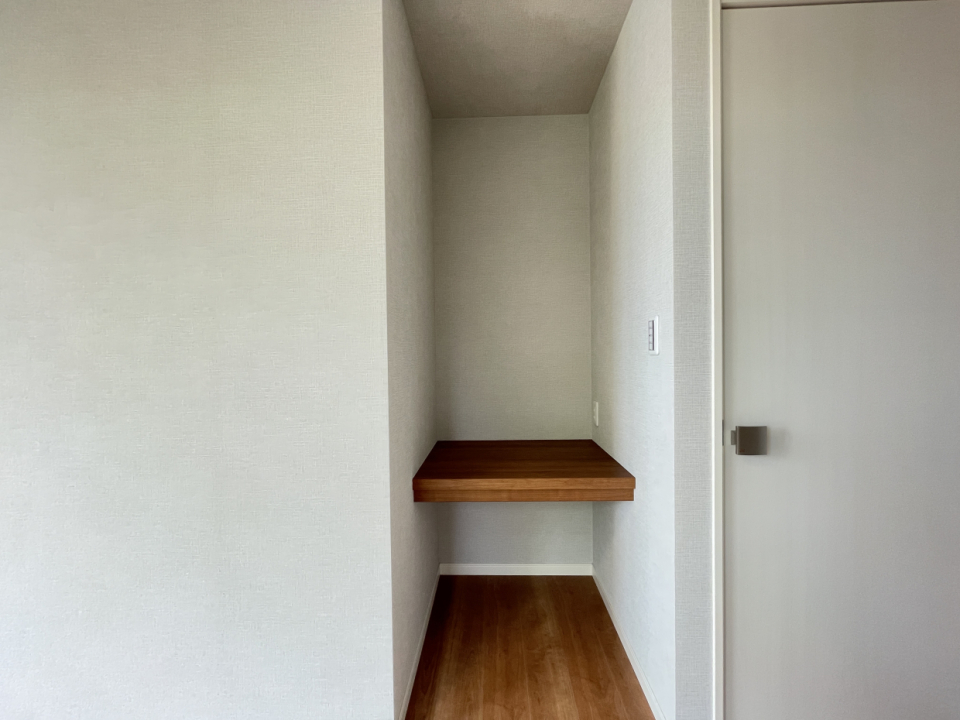 棚付き。パソコンとか置いてもいいかも？