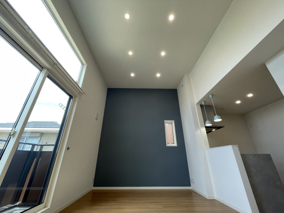 天井が３M超えの開放的なリビング