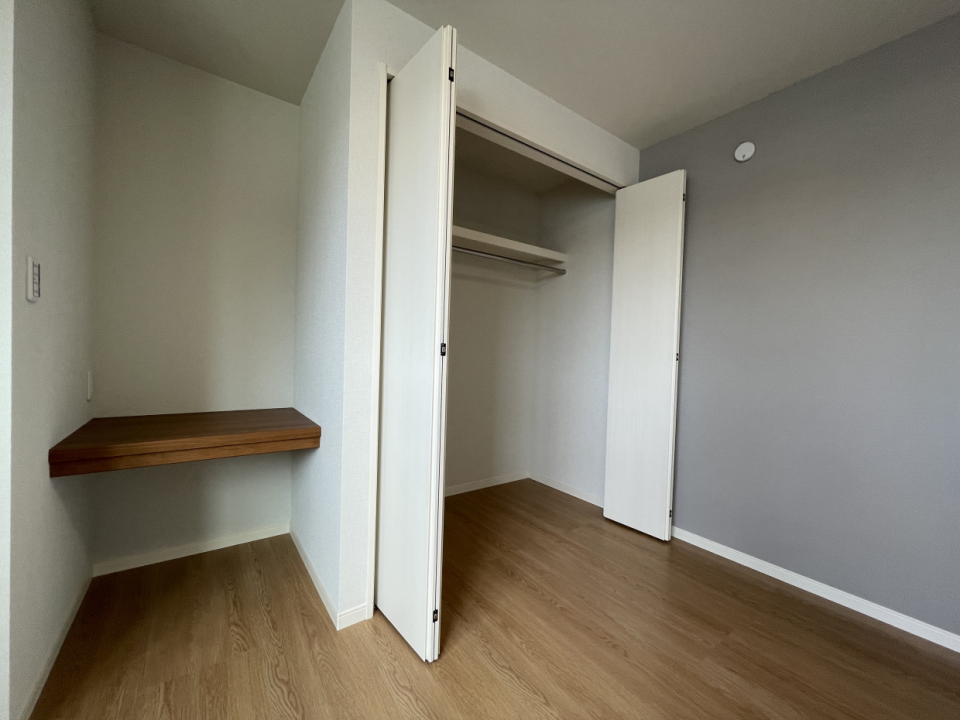 棚付き。何を飾りましょう