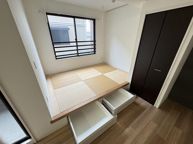 足元に収納もあるので使い方は無限大