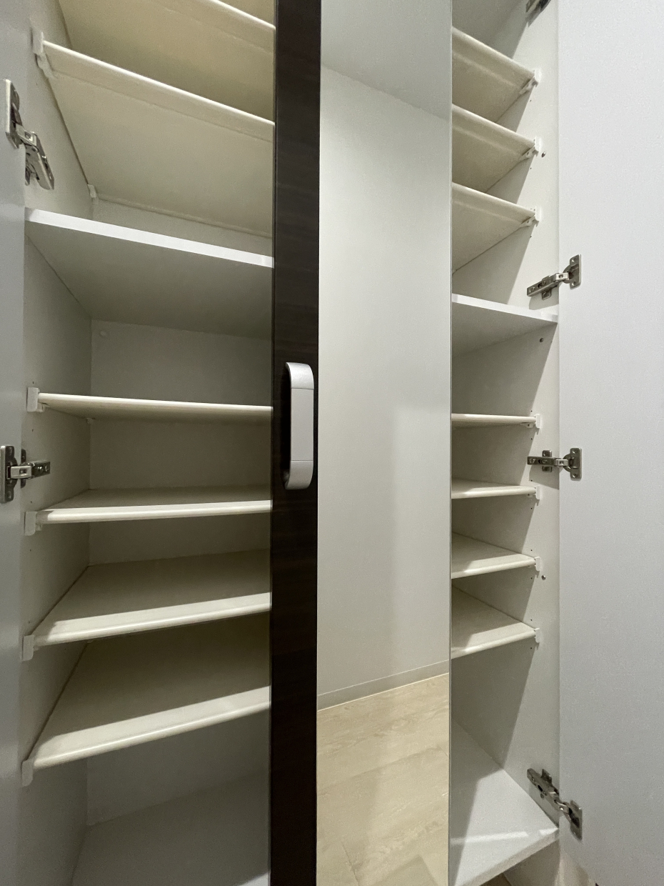 シューズクローゼットが鏡付きで大容量なのも嬉しい