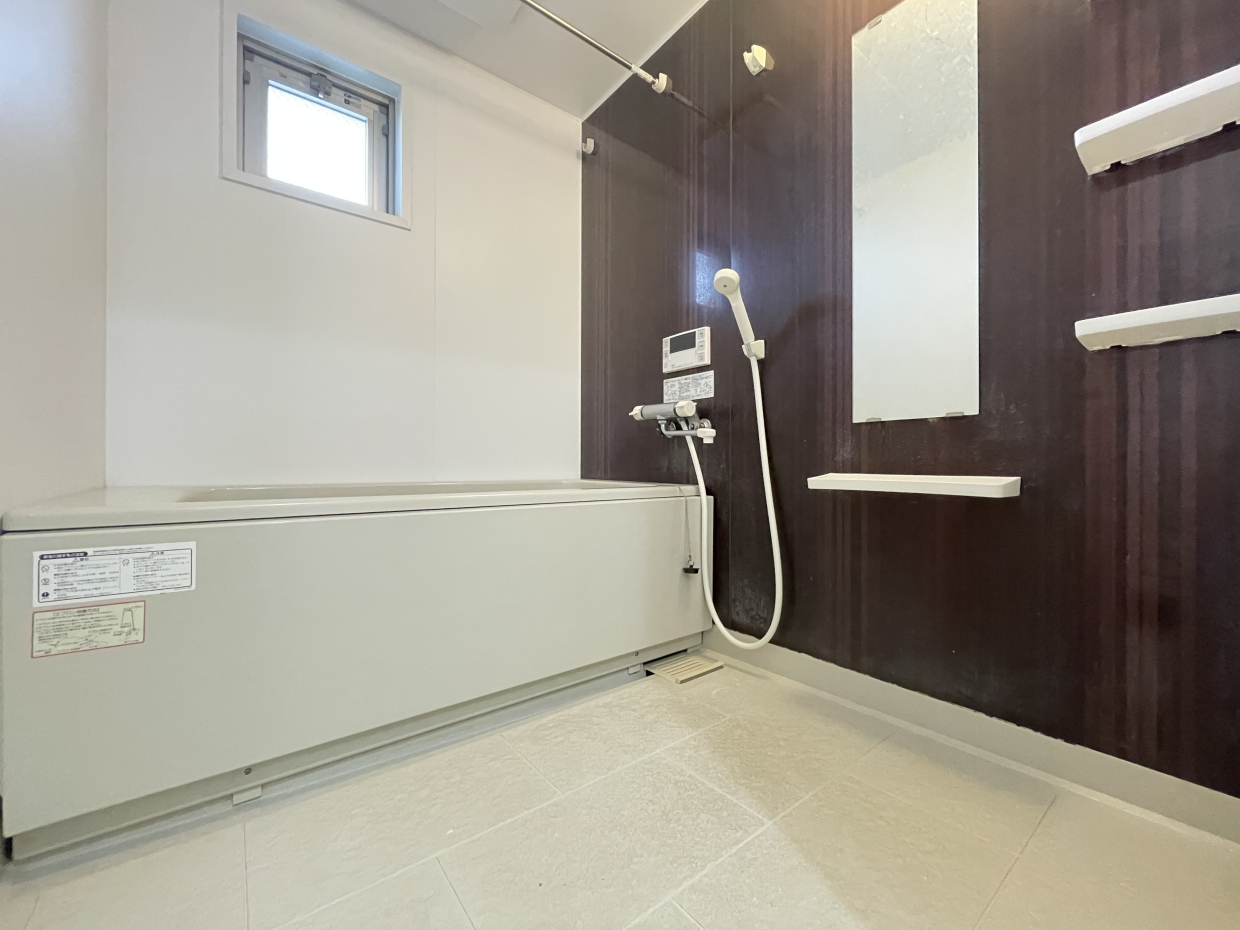 お風呂には小窓がついてます