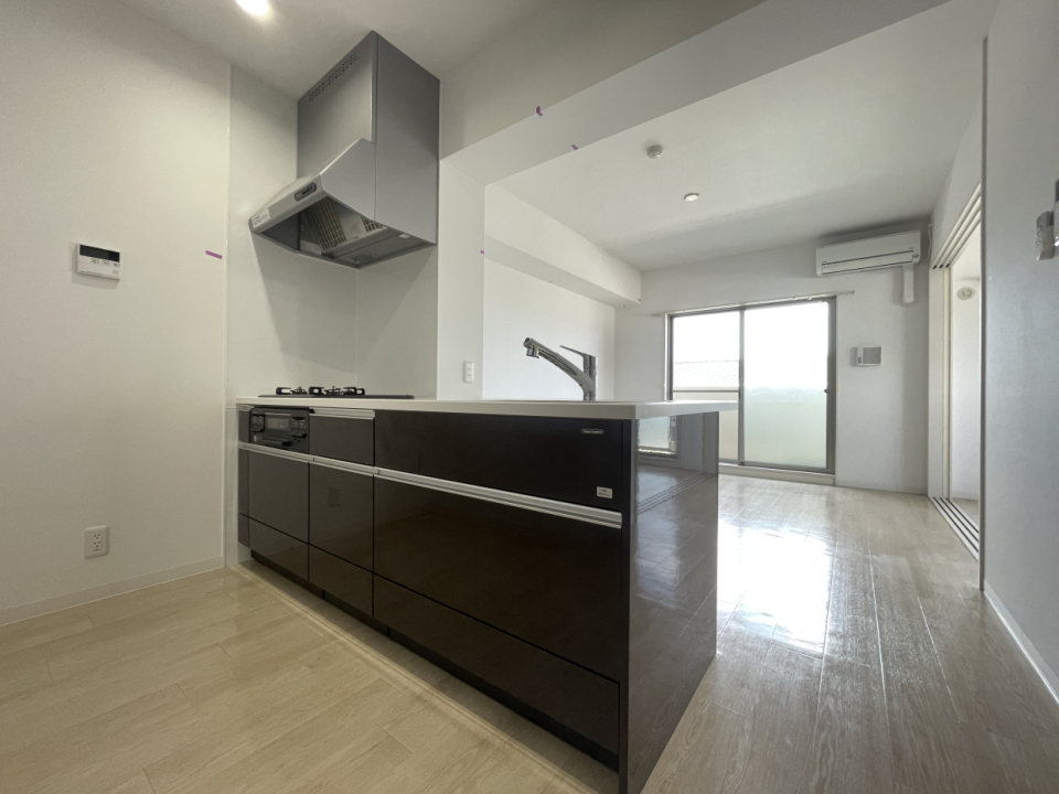 ブラックの対面キッチン