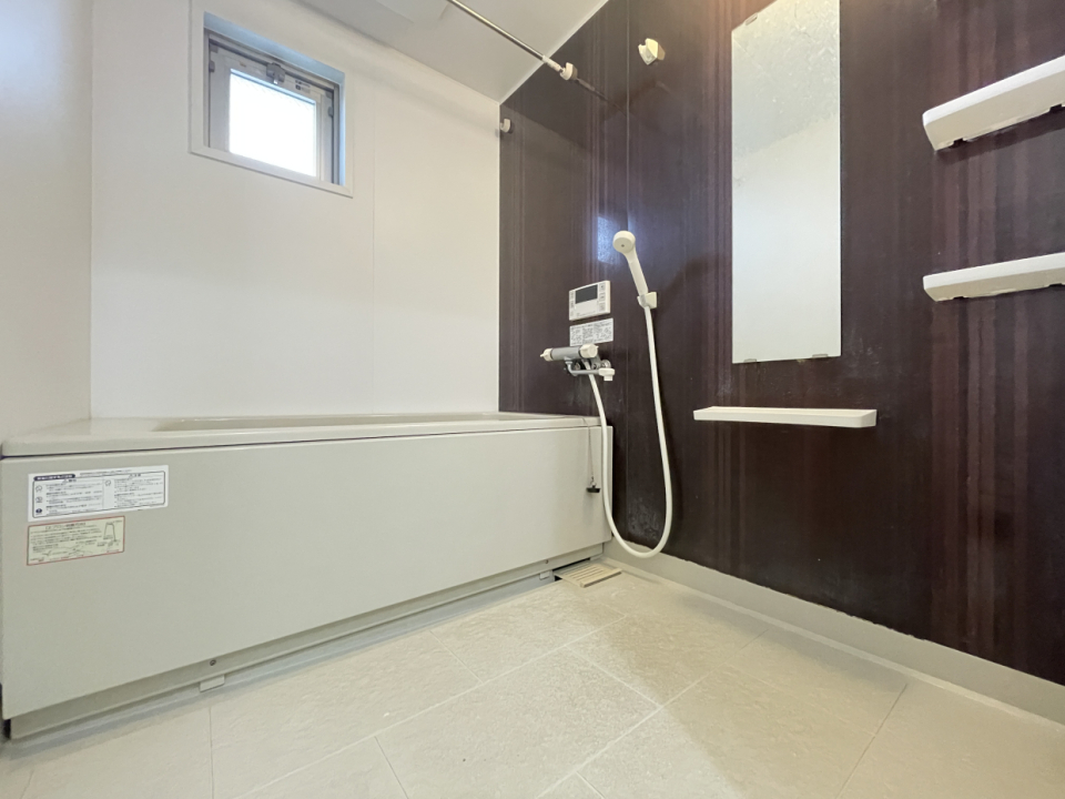 お風呂には小窓がついてます