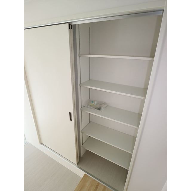 玄関・階段前には収納があります