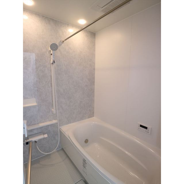 浴室
家族で入っても広々