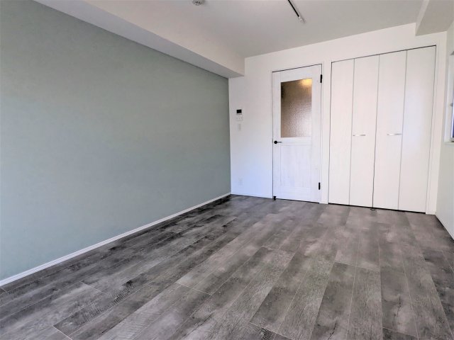 淡いカラーのアクセントウォールとウッドテイストのフローリングがマッチしています。