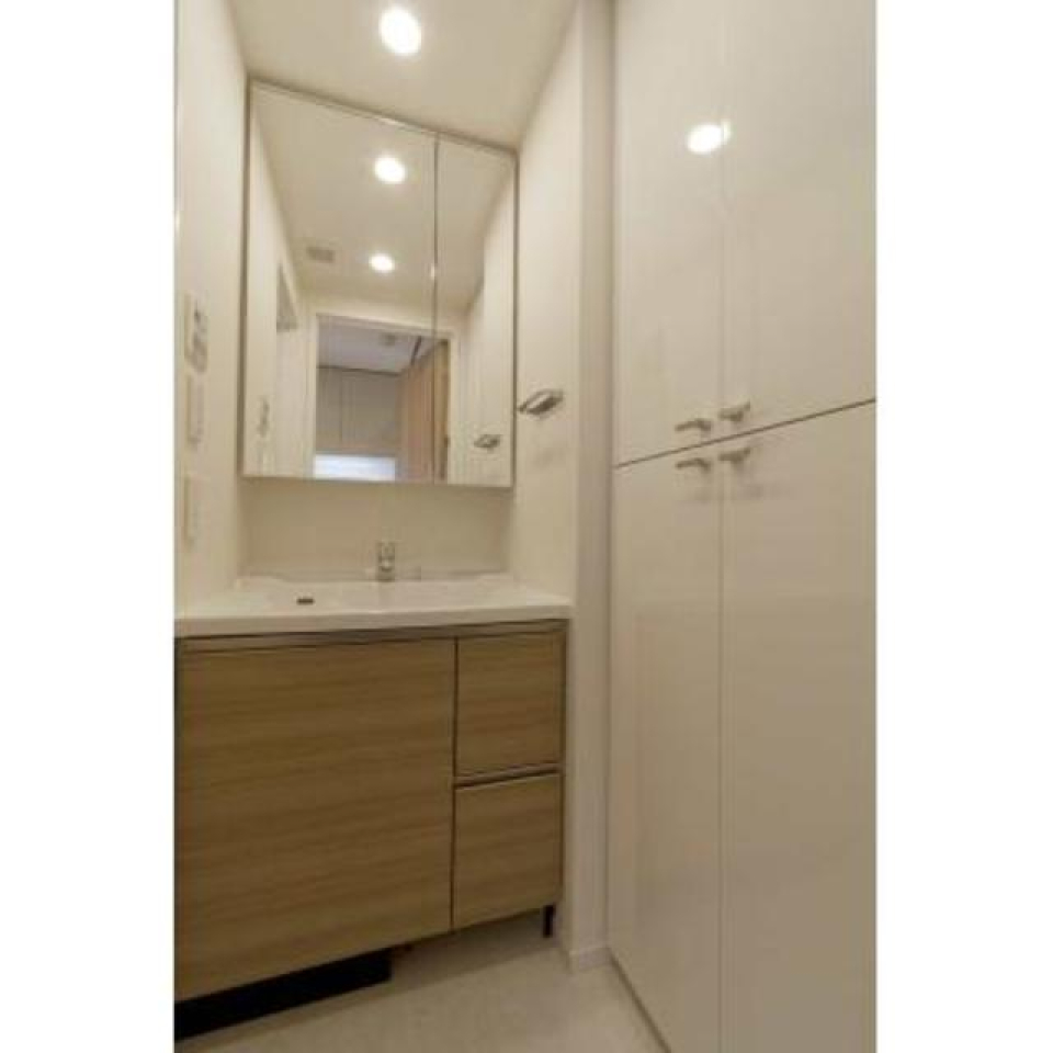 洗面台横に収納があって、日用品などをストックすることができます。※写真は同タイプ住戸です。