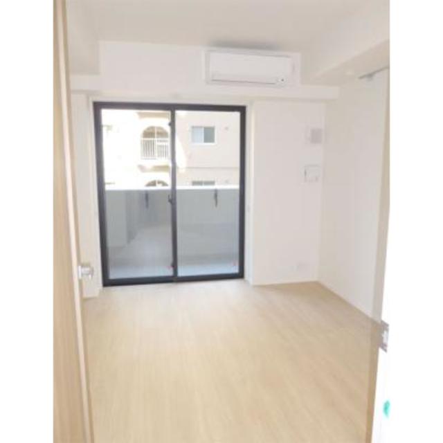 6.7帖の居室はホワイト&times;ライトブラウンで明るい空間です。
※写真は同タイプ住戸です。