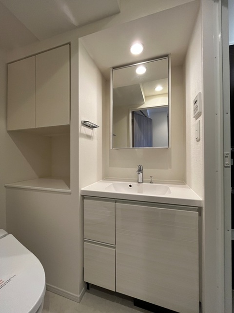 大きな鏡が付いた清潔感のある洗面台です。
※写真は同タイプ住戸です。