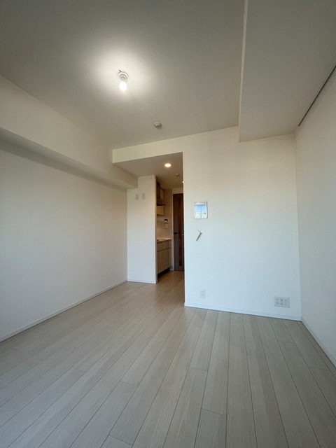 約8.5帖のお部屋。落ち着いた色合いの空間となっています。
※写真は同タイプ住戸です。