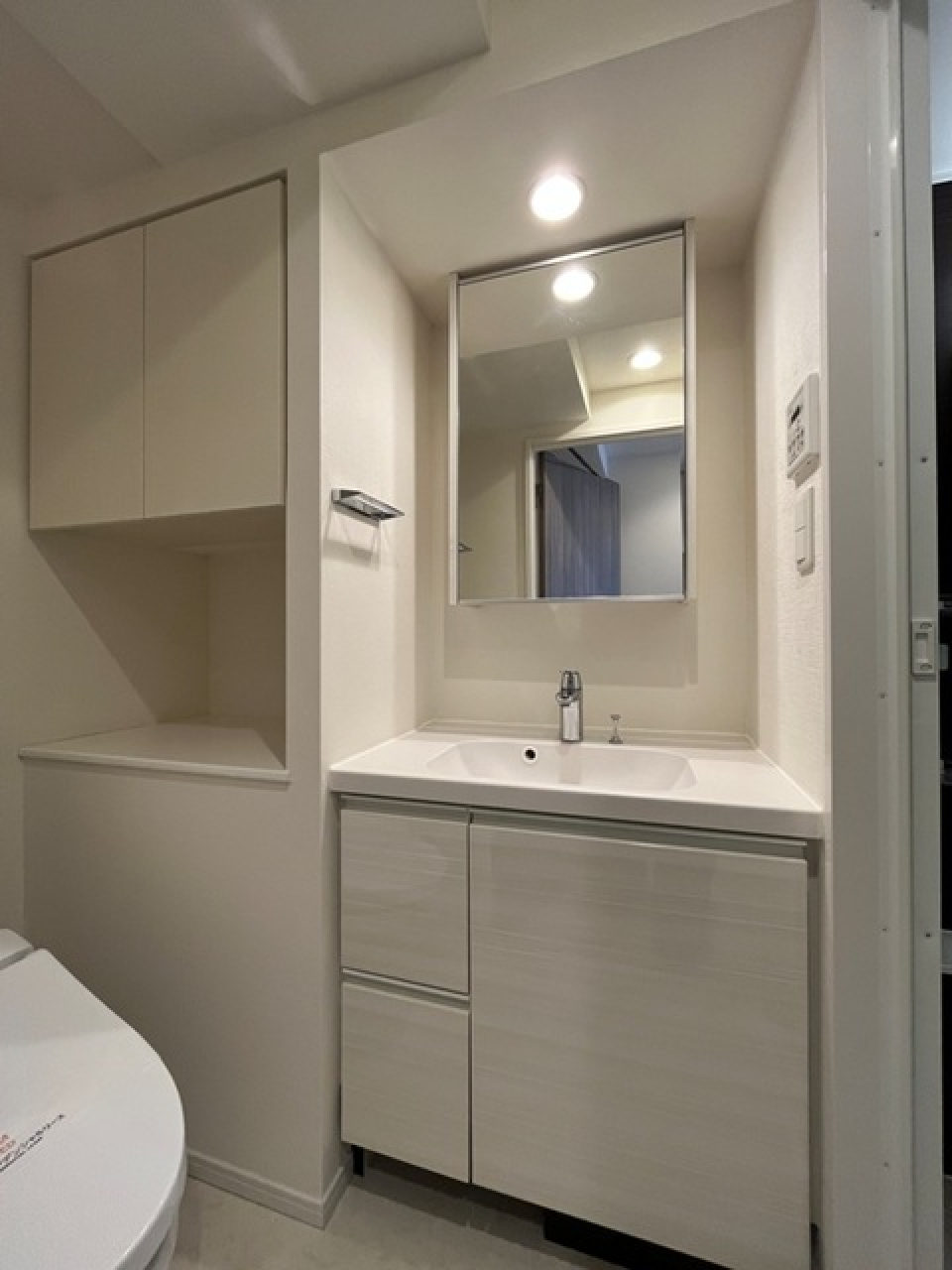 大きな鏡が付いた清潔感のある洗面台です。
※写真は同タイプ住戸です。