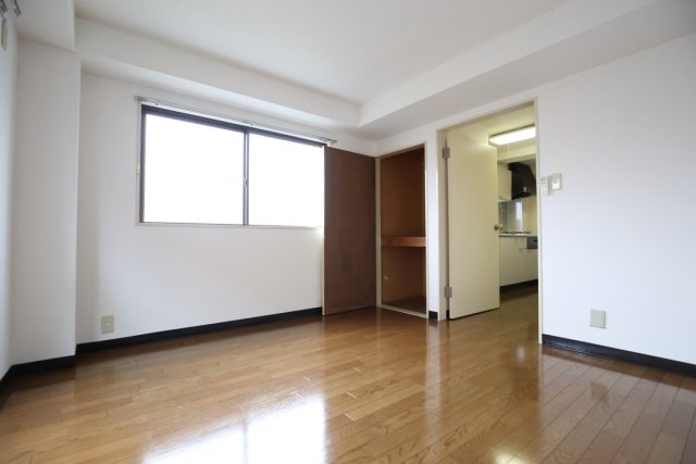 ホワイトの壁紙にナチュラルなフローリングの内装です。