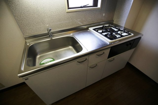 キッチンにも窓があって手元を明るく照らされながら朝食を作ることができそうですね。