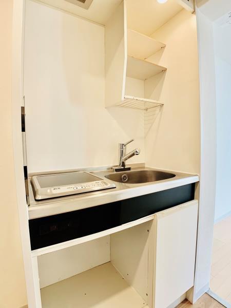 キッチン下には収納などを後付けで置いてうまく調理環境を整えたいですね。