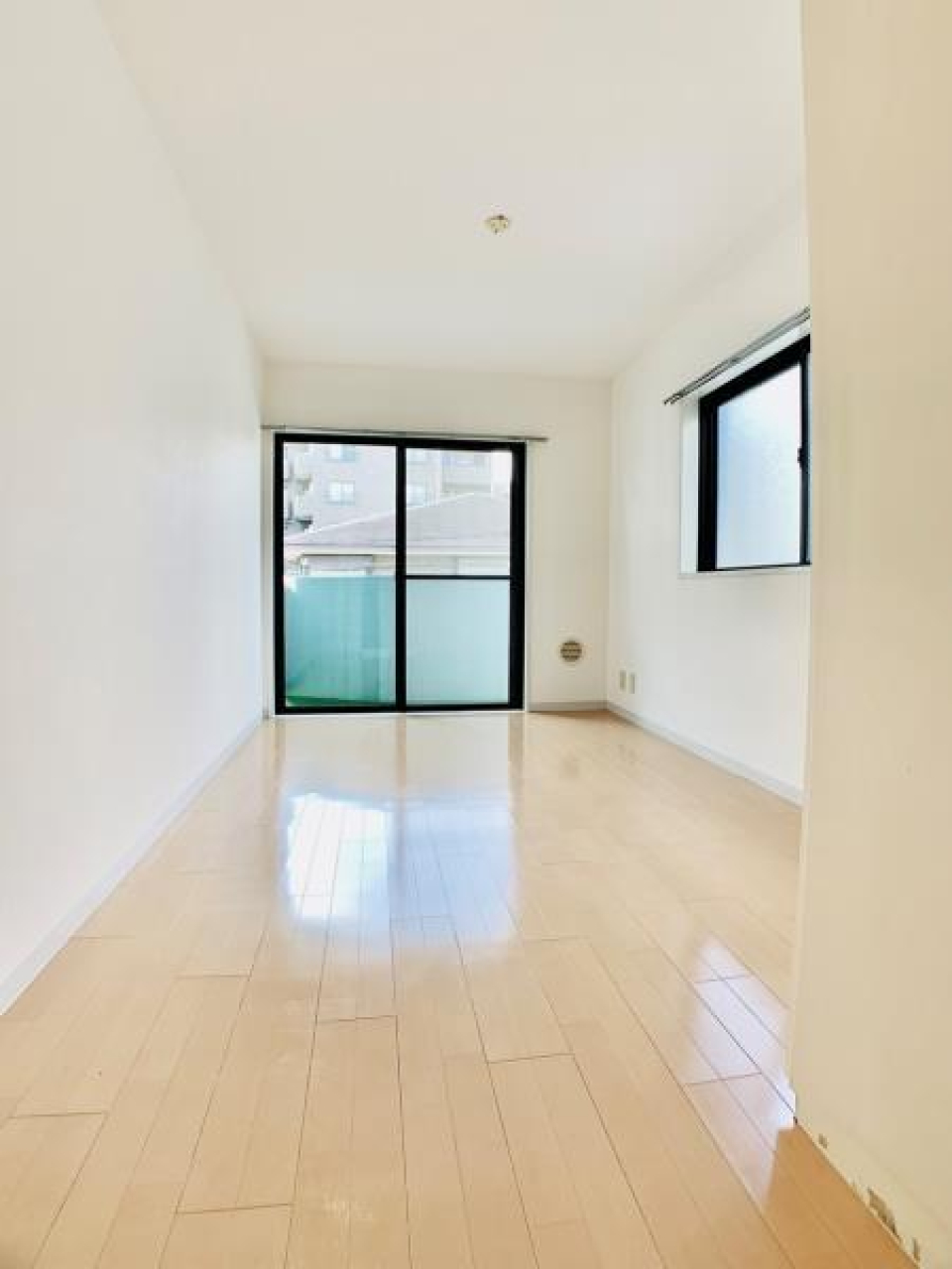 7帖で2面採光。自然光をたっぷり取り入れてください。