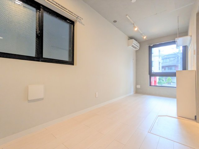 窓が2つ付いていますが、すぐ隣にマンションが建っているため光は入りづらいです。