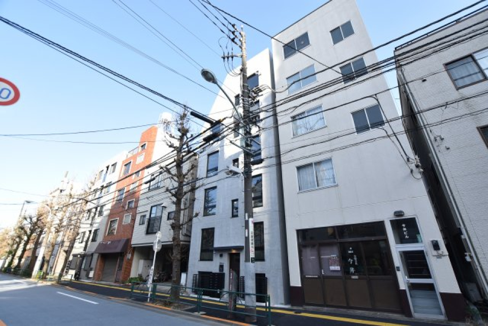 綺麗に整列するマンションのお仲間。スタイリッシュな佇まいです。