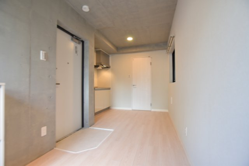 少し縦長の7.6帖です。玄関を含め、コンパクトなサイズです。