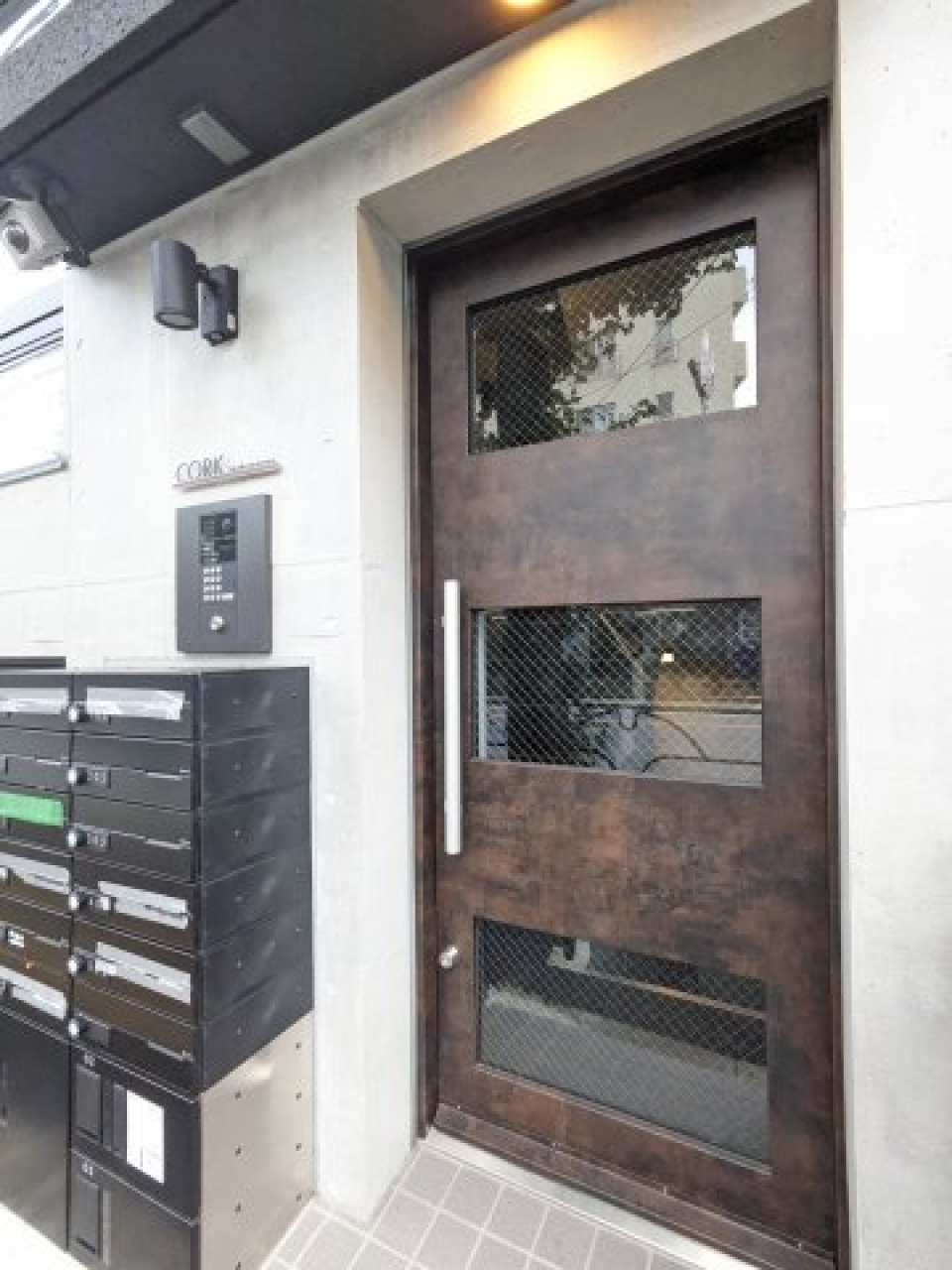 エントランスは重厚感のある扉で気品があります。