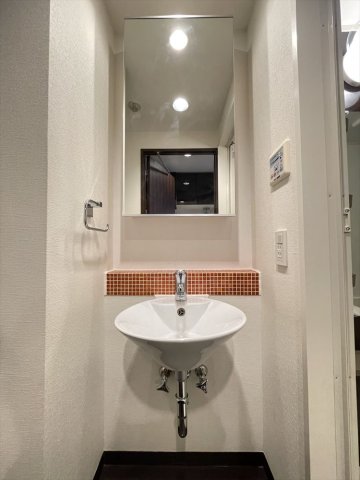 洗面台
鏡を開くと収納スペースがあります。