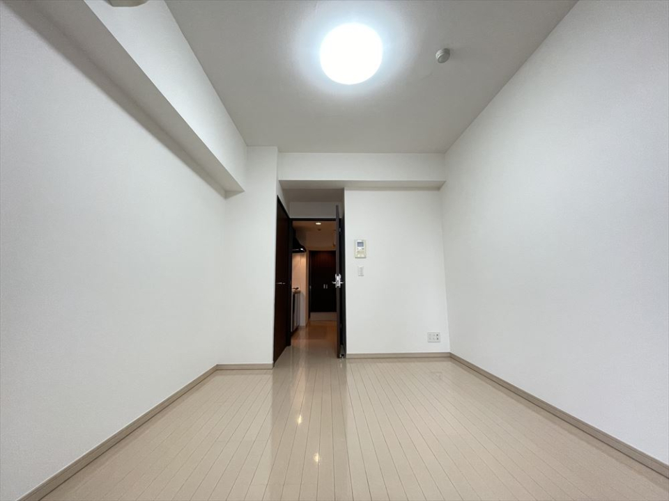 白の壁と優しい色の床がマッチしています。