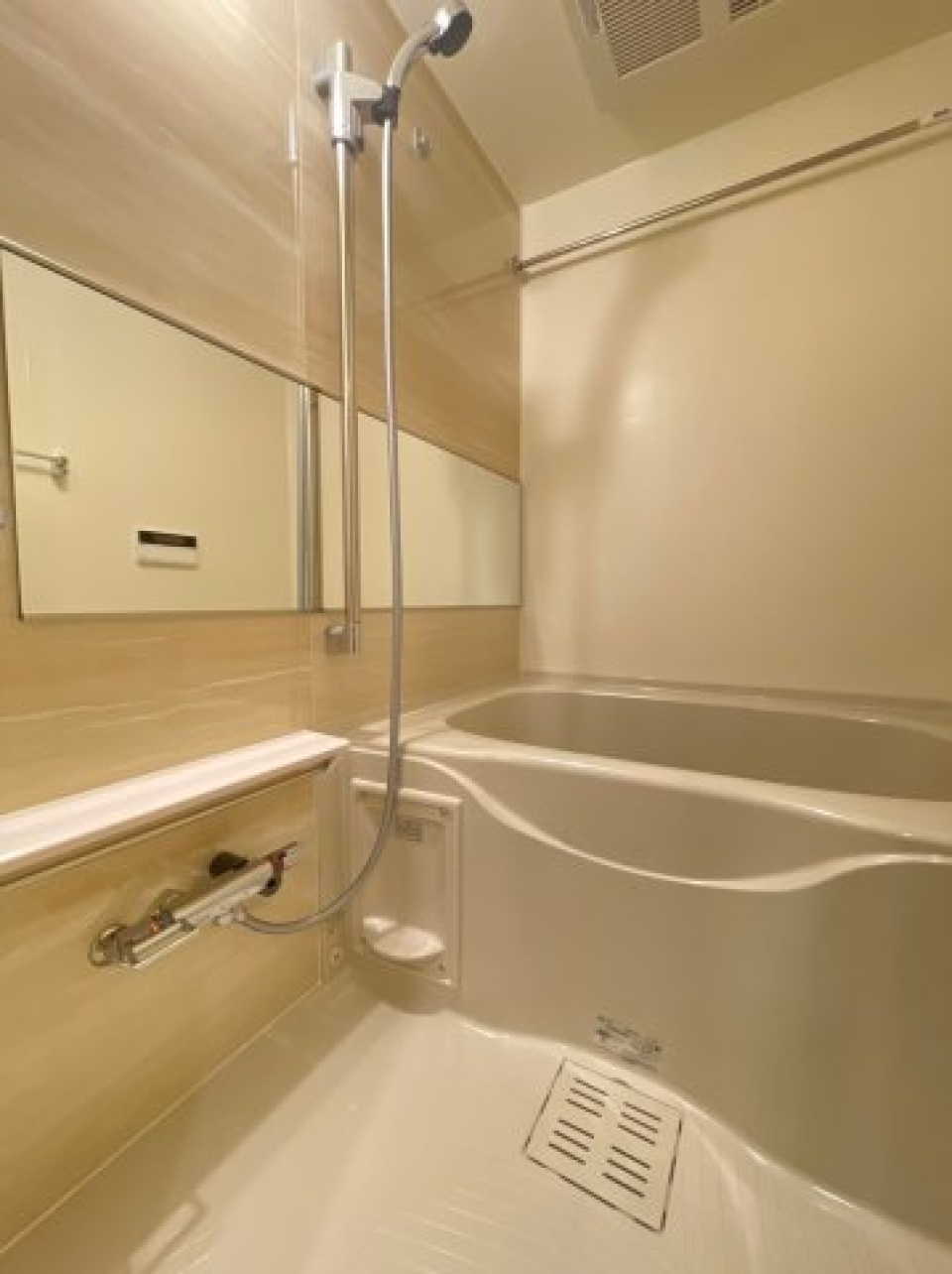 ホテルライクな横長の鏡が付いた浴室。