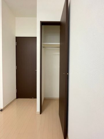 洋室にはハンガーラック付きのクローゼットがあります。