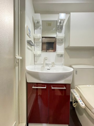 レッド系のワンポイントカラーが映える独立洗面台。