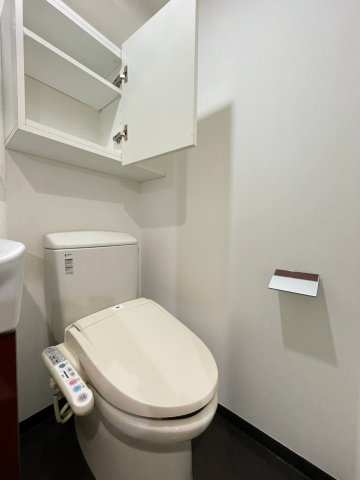 トイレは独立洗面台の横にあります。