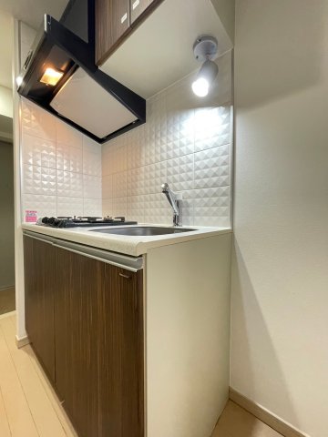 廊下沿いのキッチン。ポコポコしたタイルが張ってあって可愛い。