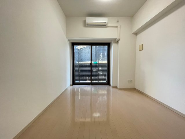 窓は南向きなので日当たり良好。窓からバルコニーに出られます。