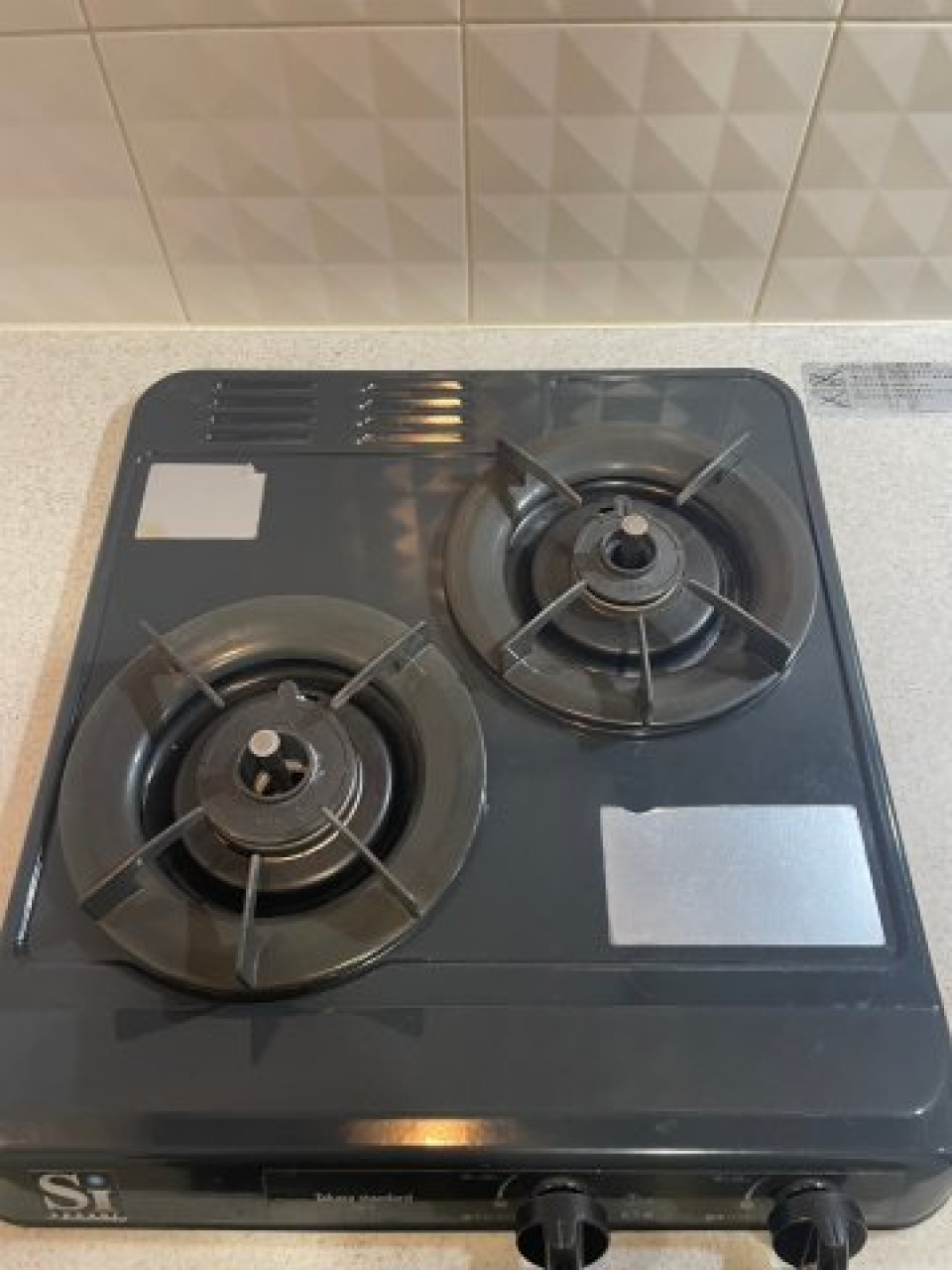 コンロは二口で便利です。