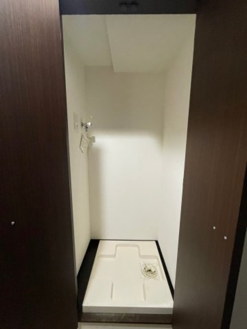 玄関横に洗濯機置き場があります。扉が閉められるようになってるのがありがたい。