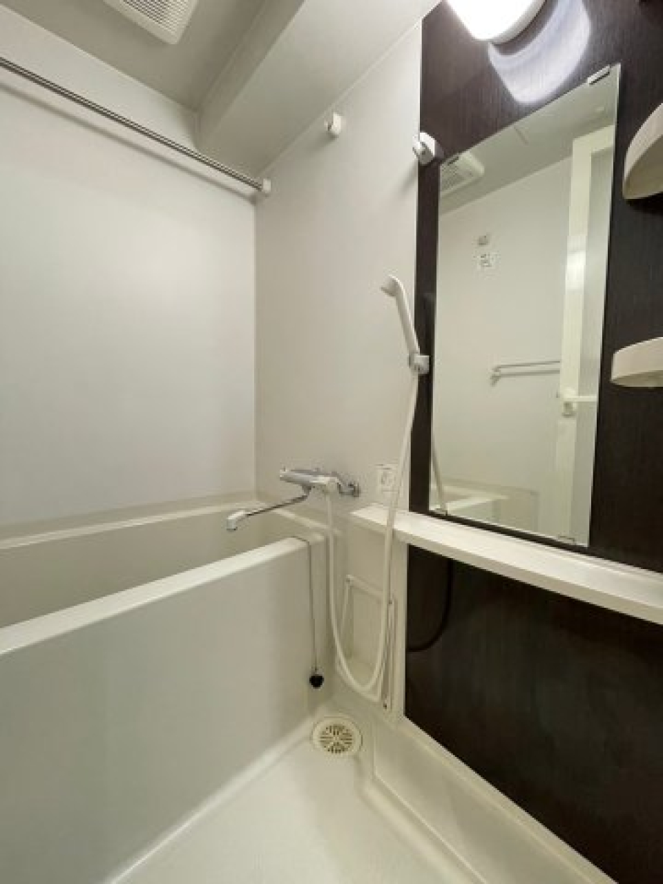 シンプルにまとめられた浴室