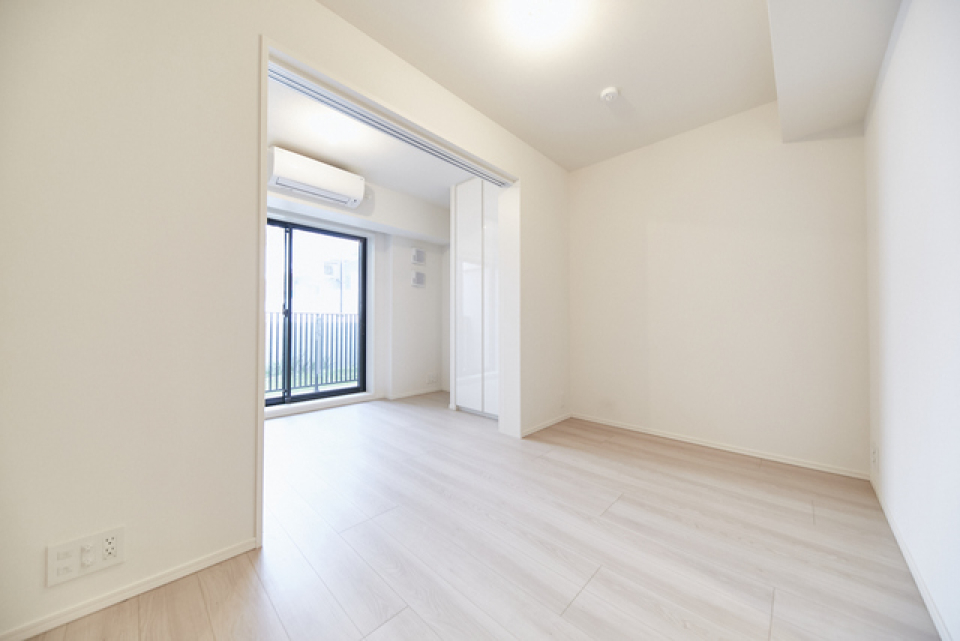 7.8帖のリビングダイニングです。ホワイトカラーでパッと明るい雰囲気です。
※写真は同タイプ住戸です。