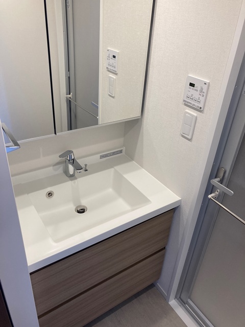 収納を使って洗面台周りをキレイに使いたいですね。※写真は同タイプ住戸です。