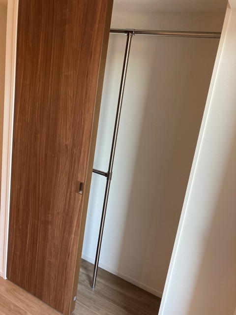 クローゼット内にはポールがあって、洋服の長さによって整理がしやすそうですね。※写真は同タイプ住戸です。