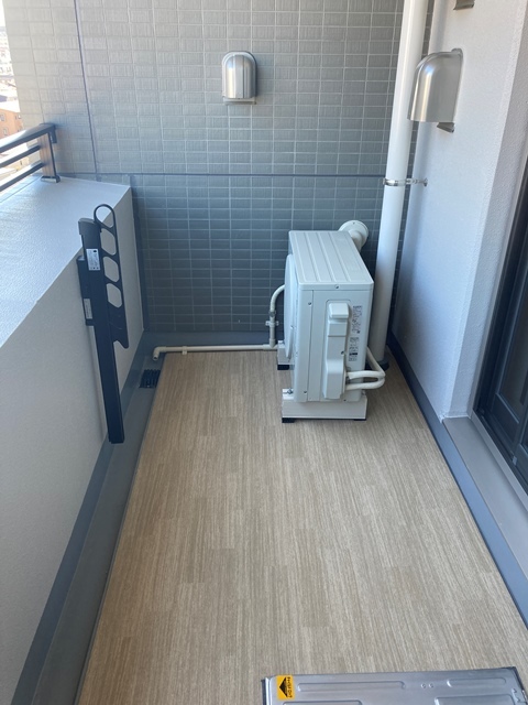 バルコニーのフロアはライトカラーの木目調で明るい雰囲気になっています。※写真は同タイプ住戸です。