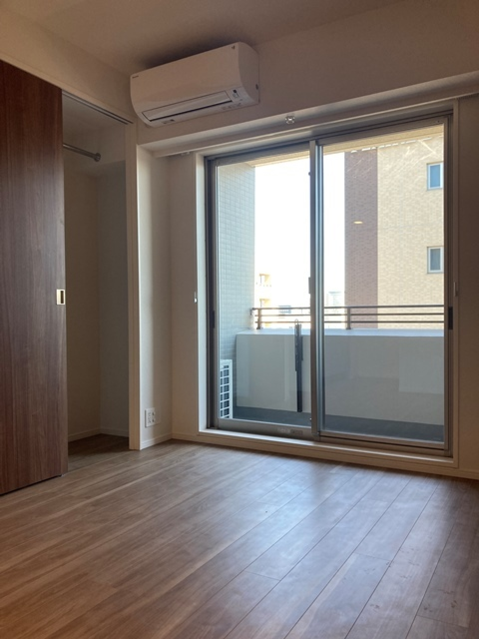 ８．５帖のLDKと４．２帖の洋室があります。※写真は同タイプ住戸です。