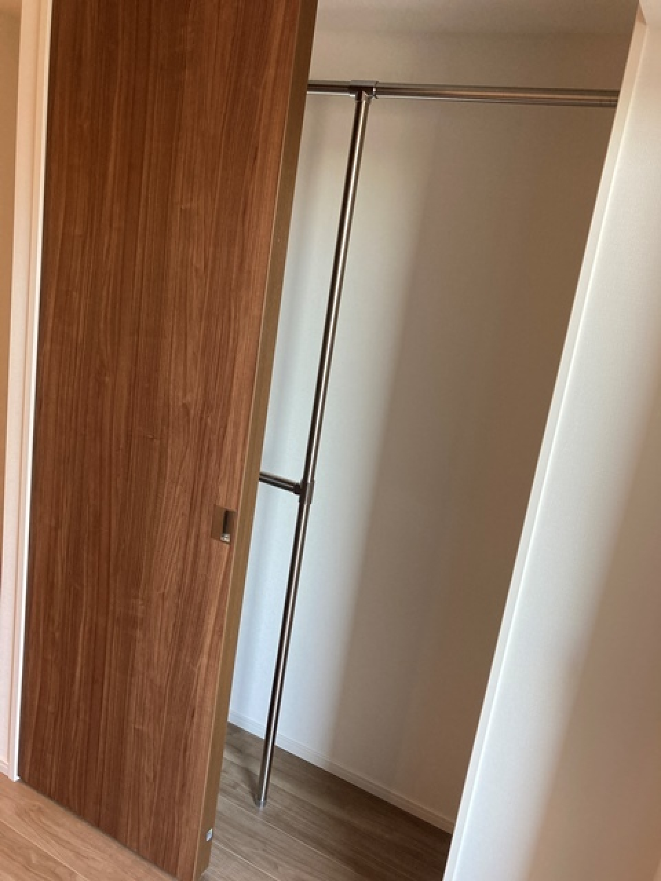 クローゼット内にはポールがあって、洋服の長さによって整理がしやすそうですね。※写真は同タイプ住戸です。