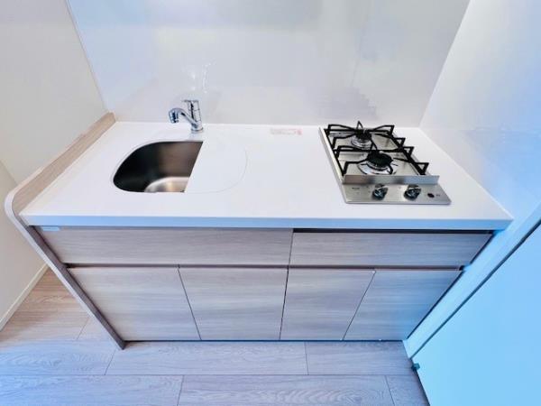 キッチンは2口コンロ。たまには手料理もいいかも