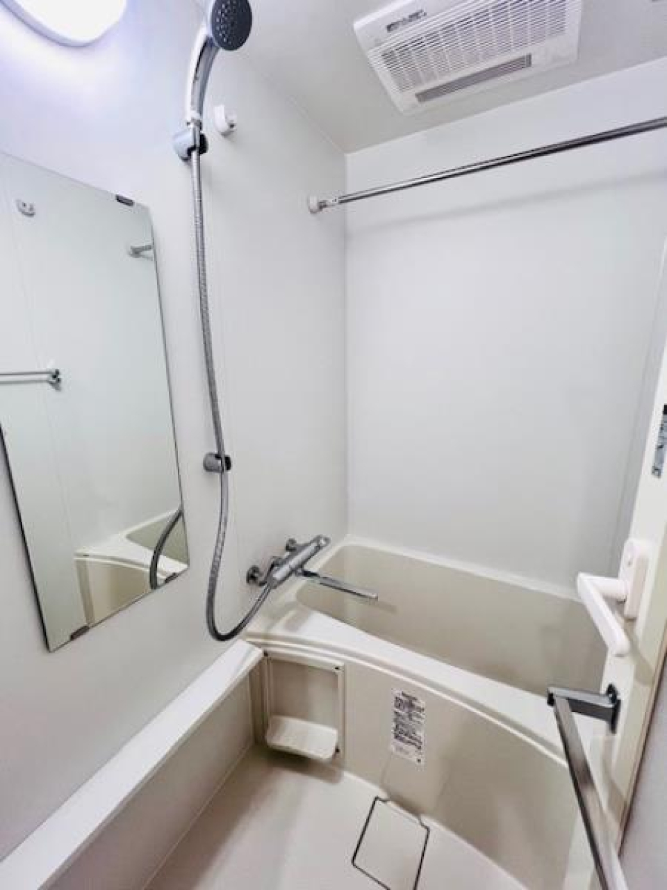 お風呂は浴室乾燥機付きです