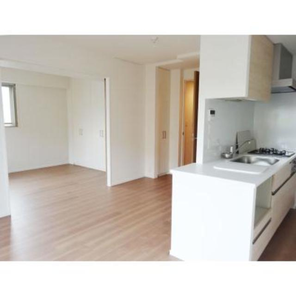 キッチンの位置が特徴的です。ベッドルームを含め、部屋全体を見渡すことができます。
※写真は同タイプ住戸です。