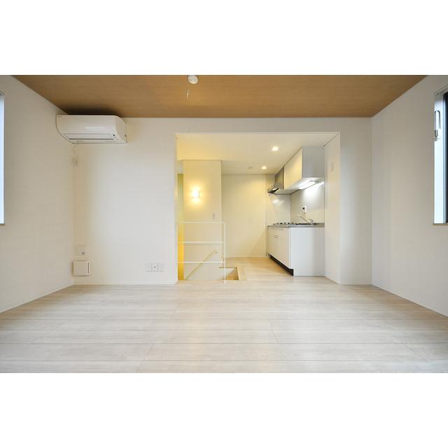 約11帖の洋室です。ライトの明るさや天井の色合いにより温かみのある雰囲気です。