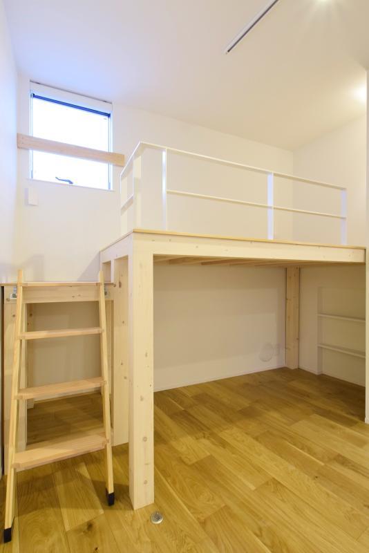 下のスペースは、上から布を垂らして収納として活用したり、秘密基地として趣味全開にしても楽しそうですね。