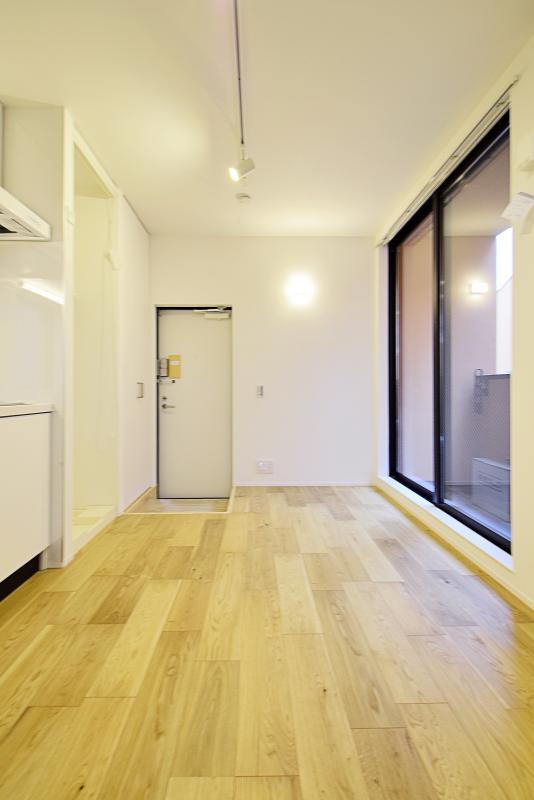 居室からダイレクトに玄関というスタイル。玄関から音が漏れやすいので注意が必要です。