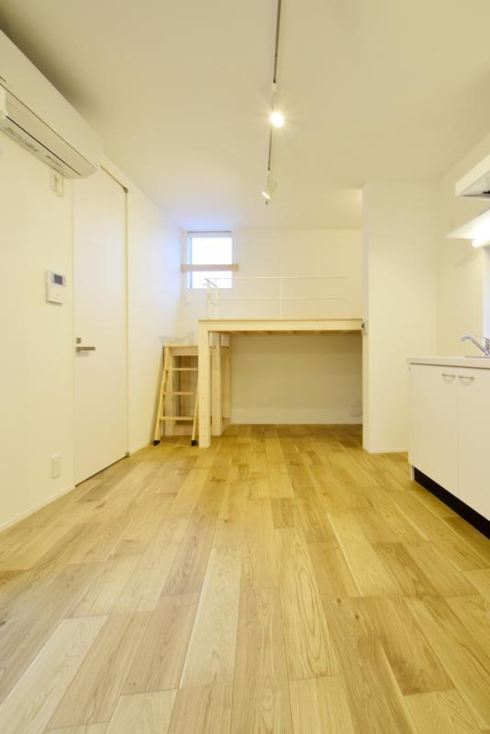 約11.5帖の居室です。小さなロフト付きで面白い間取りです。