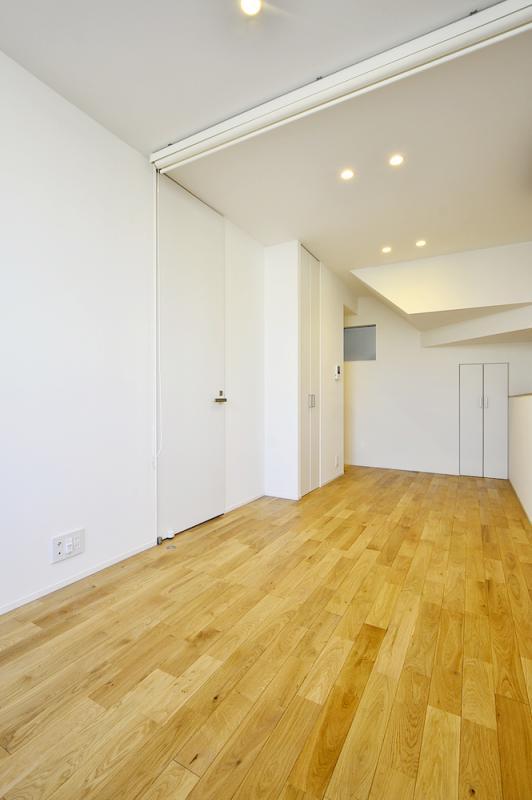 ライトとフローリングにより温かみのある雰囲気です。